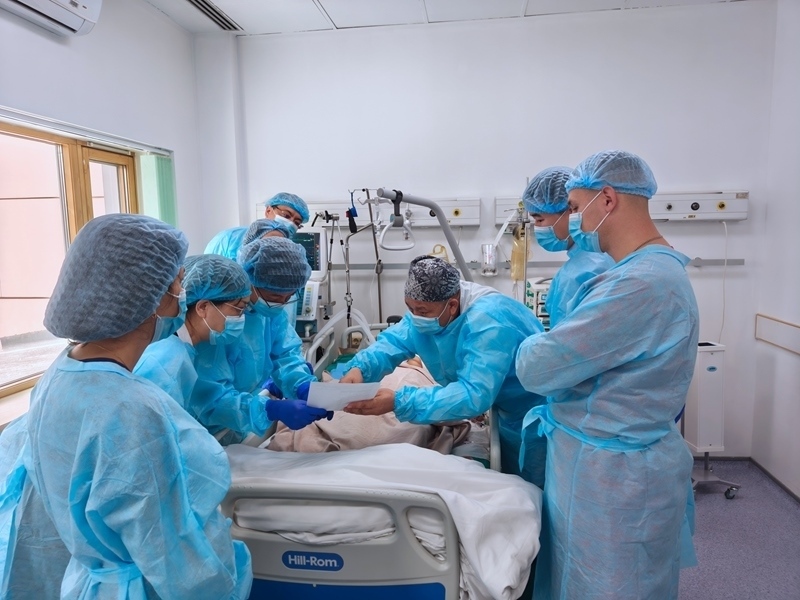 中哈專家團隊完成哈國首例離體肝切和自體肝移植術(shù)。 新疆醫(yī)科大學(xué)第一附屬醫(yī)院供圖