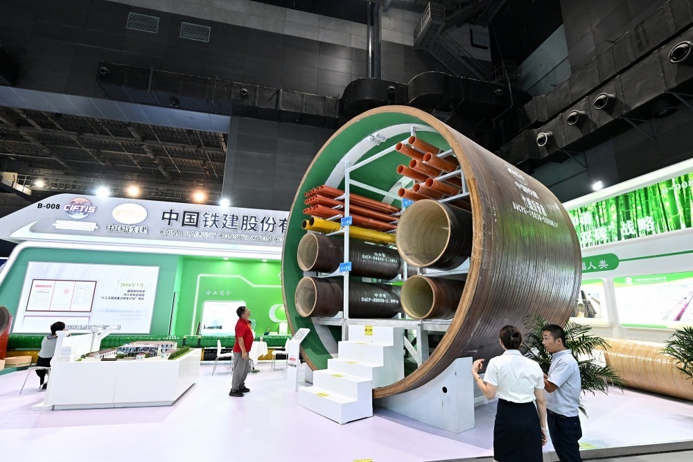 9月2日，在國家體育館舉行的服貿(mào)會環(huán)境服務專題展上，客商在中國鐵建展位竹纏繞管廊旁了解信息。新華社記者 李鑫 攝