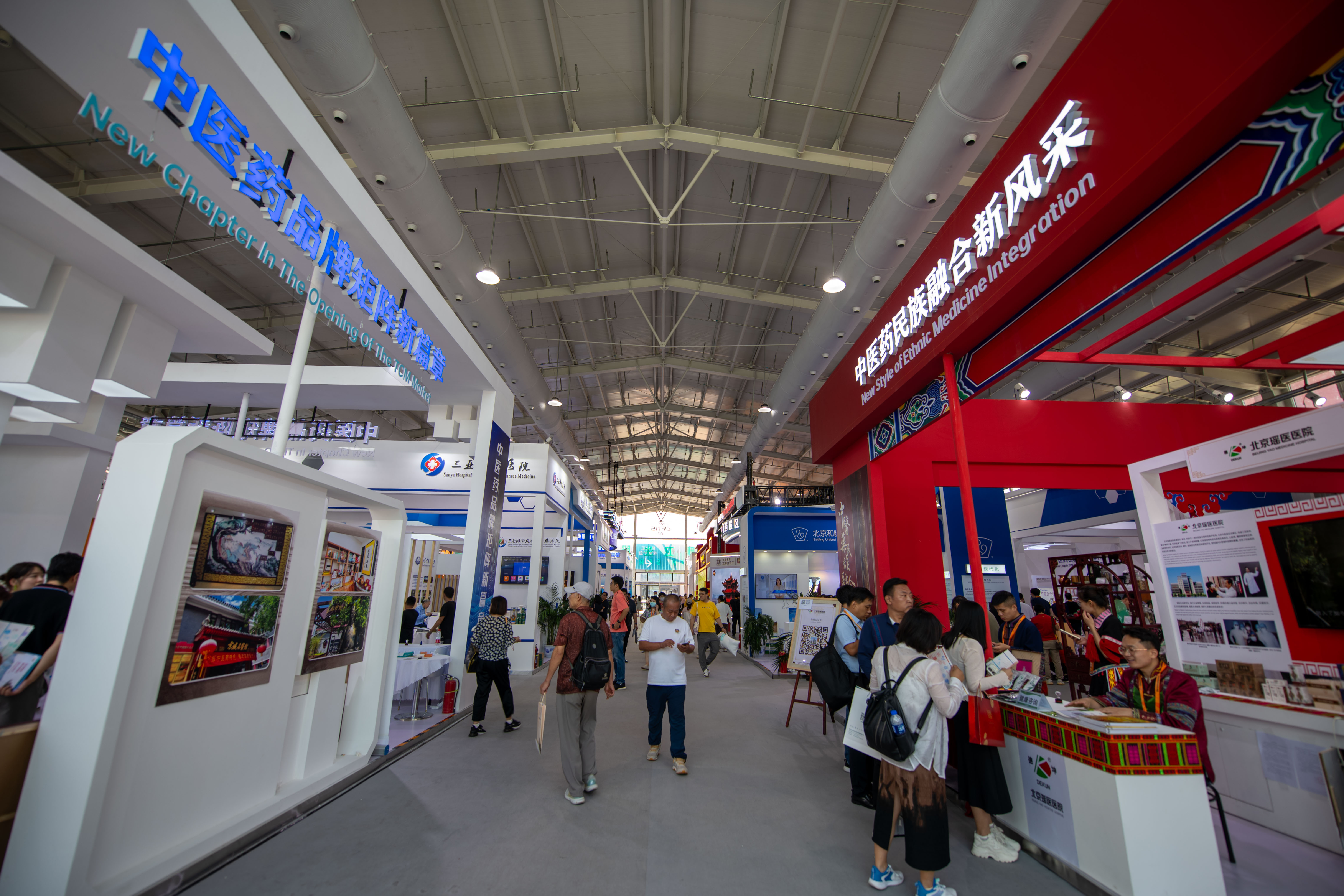 在位于首鋼園的健康衛(wèi)生服務(wù)展區(qū)，觀眾正在參觀。人民網(wǎng)記者 翁奇羽攝