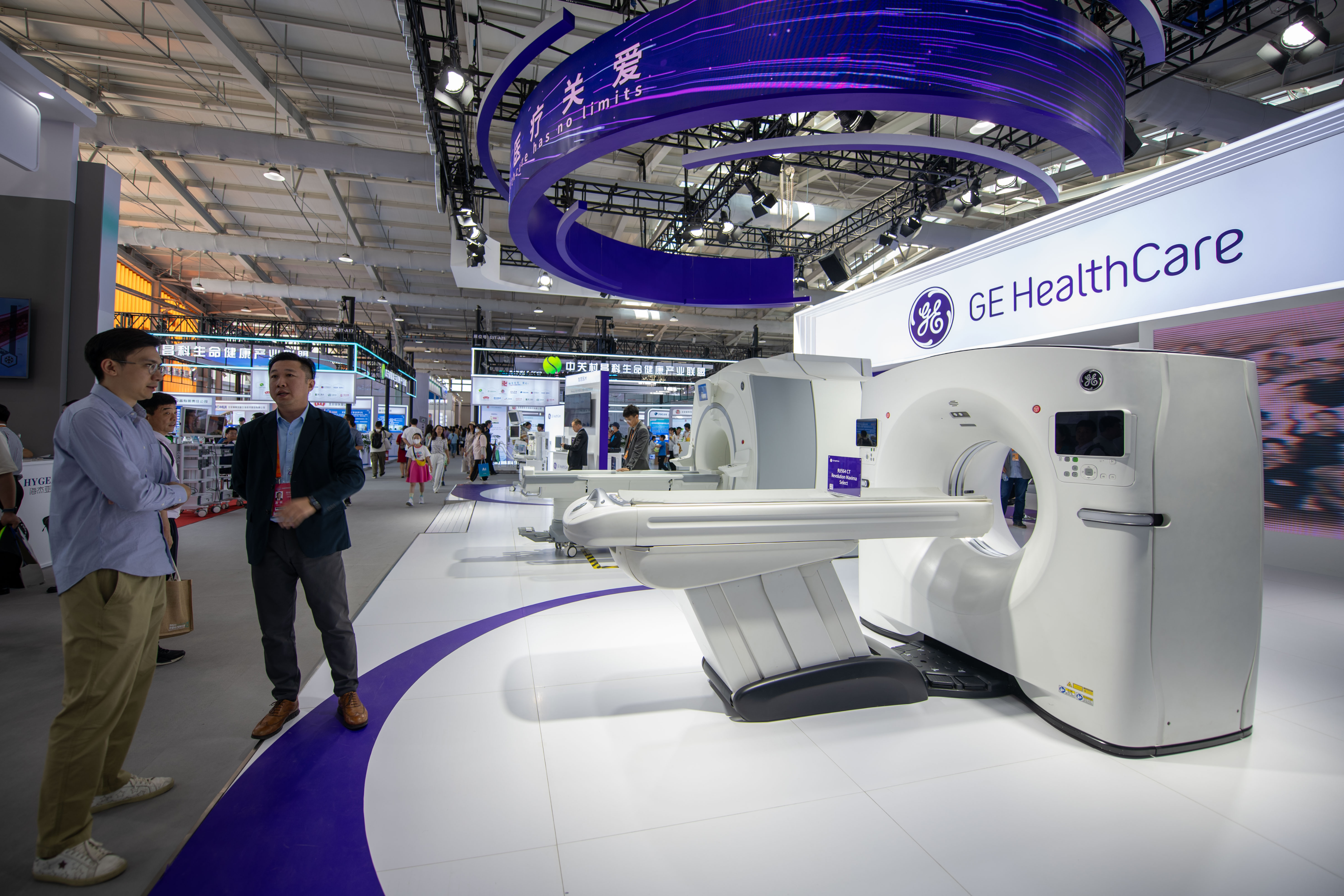 9月3日，在位于首鋼園的健康衛(wèi)生服務(wù)展區(qū)，觀眾正在參觀GE展臺(tái)。人民網(wǎng)記者 翁奇羽攝