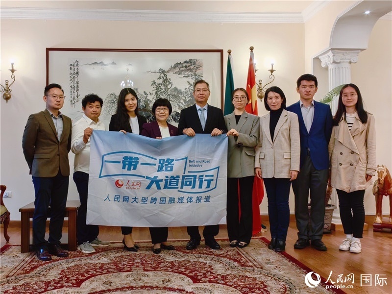 胡長(zhǎng)春大使、駐非盟使團(tuán)工作人員與人民網(wǎng)記者合影。