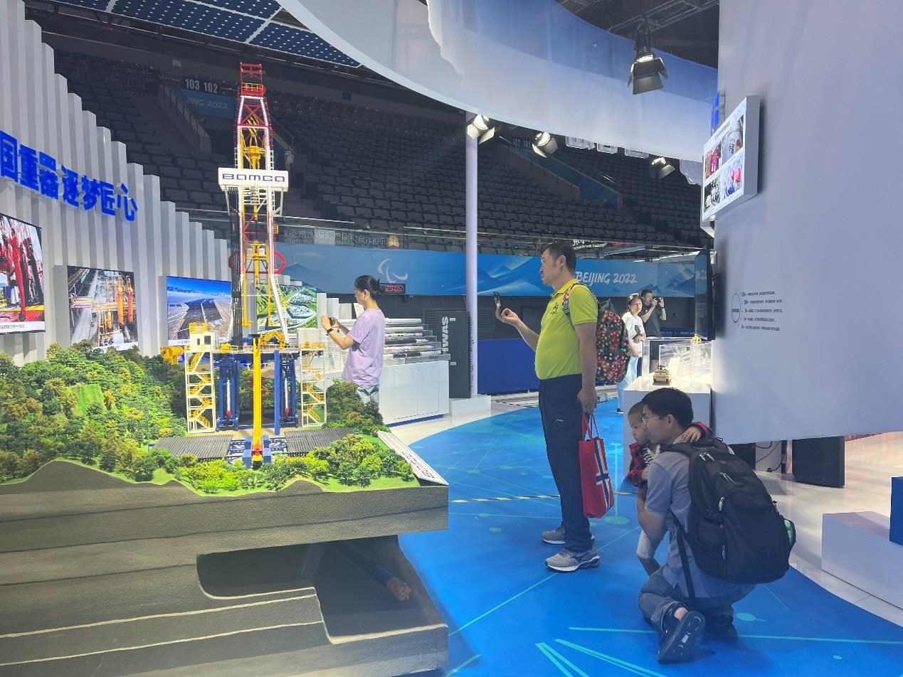 觀展群眾在國家體育館環(huán)境服務(wù)展區(qū)。人民網(wǎng) 歐陽易佳攝