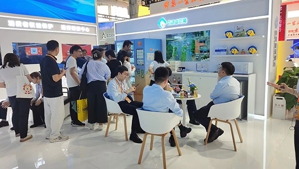 銀行機(jī)構(gòu)“勞動(dòng)者港灣”的服務(wù)理念，吸引觀展群眾上前咨詢。人民網(wǎng)記者 李彤?dāng)z