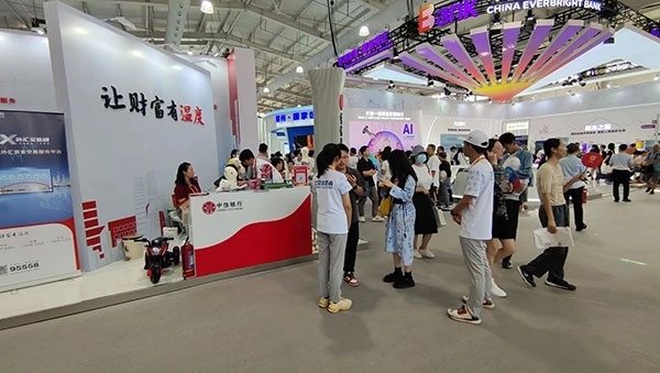 在銀行展臺(tái)，“溫度”成為了高頻詞匯。人民網(wǎng)記者 李彤?dāng)z