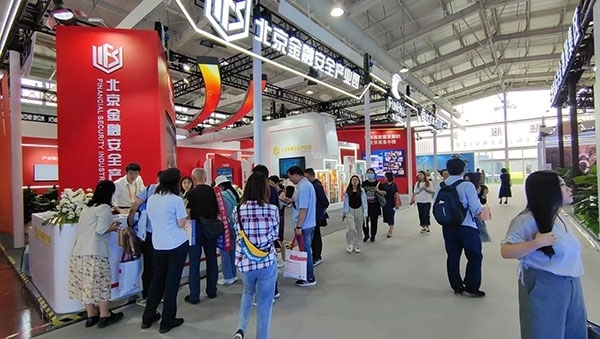 金融安全、投資者教育是金融服務(wù)展區(qū)知識(shí)科普的重要展示環(huán)節(jié)。人民網(wǎng)記者 李彤?dāng)z