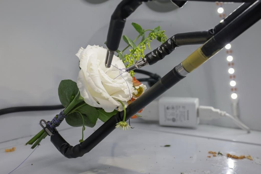 9月4日，在服貿會首鋼園區(qū)北京友誼醫(yī)院展臺，圖邁單臂腔鏡手術機器人用手術線打結。新華社記者 張玉薇 攝