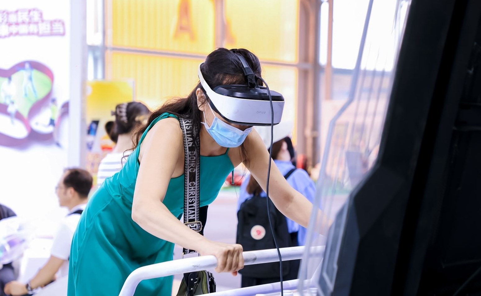 觀眾參與AI體驗(yàn)。圖片來源：中國國際服務(wù)貿(mào)易交易會