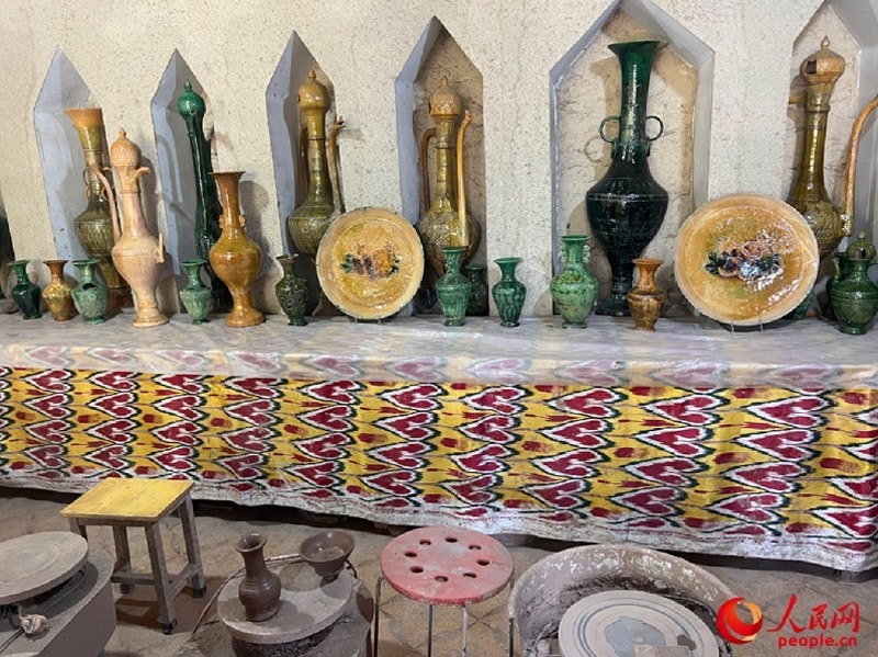 游客制作土陶體驗(yàn)區(qū)。人民網(wǎng)記者 常雪梅攝