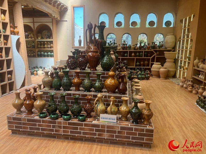 土陶展覽館內(nèi)展示的精美土陶制品。人民網(wǎng)記者 常雪梅攝