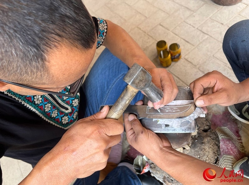 手工制作英吉沙小刀。人民網(wǎng)記者 常雪梅攝