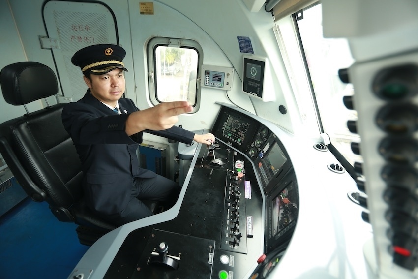 發(fā)車前，仲俊斕確認(rèn)儀表、指示燈狀態(tài)正常。成都機(jī)務(wù)段供圖