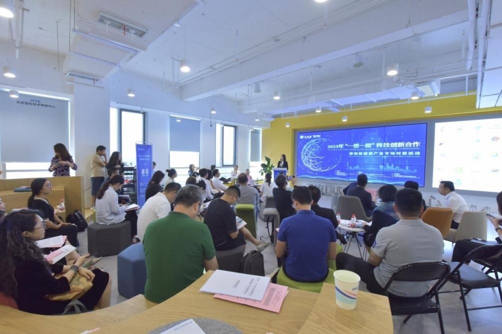 在天府國際技術(shù)轉(zhuǎn)移中心承辦的2023年“一帶一路”科技創(chuàng)新合作——泰國新能源產(chǎn)業(yè)專場對接活動(dòng)中，中泰企業(yè)機(jī)構(gòu)達(dá)成了合作意向。天府國際技術(shù)轉(zhuǎn)移中心供圖