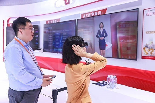 在工商銀行展臺(tái)，數(shù)字員工“工曉伴”與觀展游客互動(dòng)。受訪者供圖