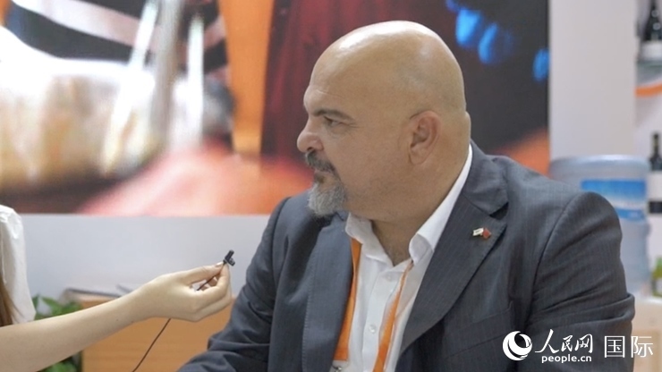 塞浦路斯首席經(jīng)濟(jì)商務(wù)參贊歐陽(yáng)路接受記者采訪。人民網(wǎng) 王禹蘅攝