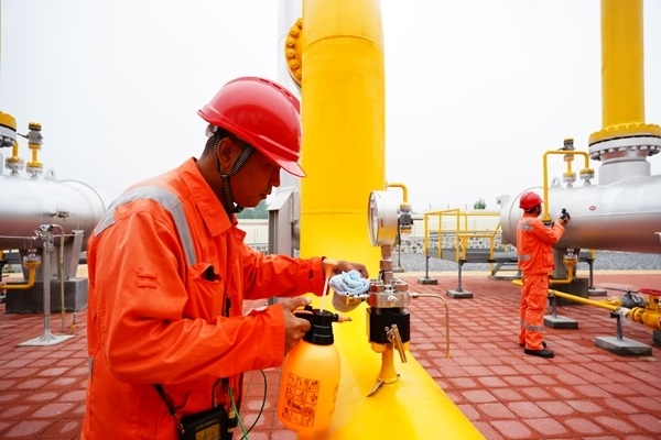 西氣東輸湖廣輸氣分公司員工在投產(chǎn)現(xiàn)場(chǎng)進(jìn)行天然氣驗(yàn)漏檢測(cè)。唐瑋峰攝
