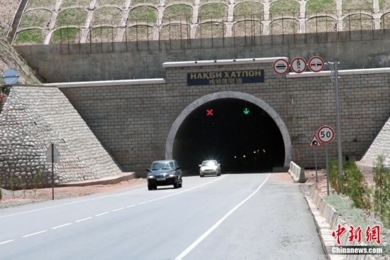 連接塔吉克斯坦南北的重要隧道之一哈特隆隧道由中國(guó)路橋承建，是塔國(guó)南北公路交通的重要干線道路，對(duì)促進(jìn)塔吉克斯坦南北交流和國(guó)民經(jīng)濟(jì)發(fā)展具有重要意義。田冰攝