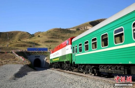 2016年8月24日，塔吉克斯坦“瓦赫達(dá)特-亞灣”鐵路通車。這是絲綢之路經(jīng)濟(jì)帶框架下首個(gè)開(kāi)工并建成的鐵路項(xiàng)目，具標(biāo)志性意義。圖為火車進(jìn)入由中鐵十九局集團(tuán)有限公司承建的隧道。文龍杰 攝