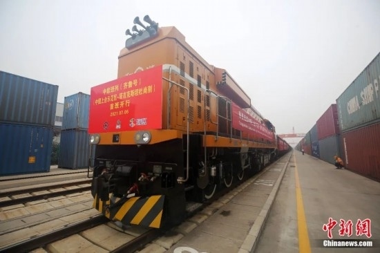 2021年7月5日，中國(guó)—上海合作組織地方經(jīng)貿(mào)合作示范區(qū)（簡(jiǎn)稱“上合示范區(qū)”）前往塔吉克斯坦首都杜尚別的首班中歐班列（齊魯號(hào)）“上合快線”發(fā)出，從上合示范區(qū)青島多式聯(lián)運(yùn)中心啟程，為中國(guó)及日本、韓國(guó)等周邊國(guó)家和地區(qū)與塔吉克斯坦經(jīng)貿(mào)往來(lái)提供了全新的物流解決方案。胡耀杰 攝