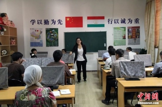2014年，塔吉克斯坦國(guó)立民族大學(xué)的孔子學(xué)院內(nèi)，教師正在為塔吉克斯坦學(xué)生授課。田冰 攝