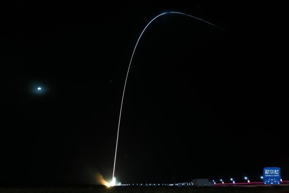 9月7日02時(shí)14分，我國(guó)在酒泉衛(wèi)星發(fā)射中心使用長(zhǎng)征四號(hào)丙運(yùn)載火箭，成功將遙感三十三號(hào)03星發(fā)射升空，衛(wèi)星順利進(jìn)入預(yù)定軌道，發(fā)射任務(wù)獲得圓滿成功。新華社發(fā)（汪江波 攝）