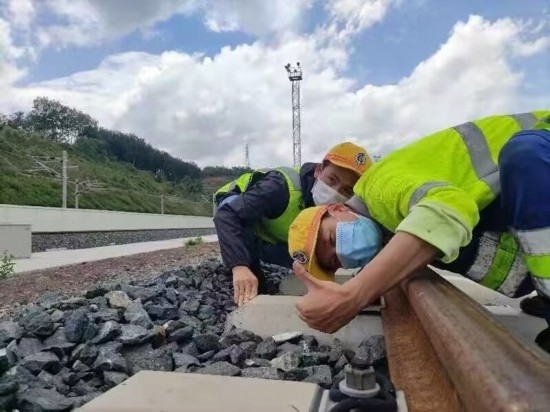 佟郎（左）正在檢修鐵路。受訪者供圖