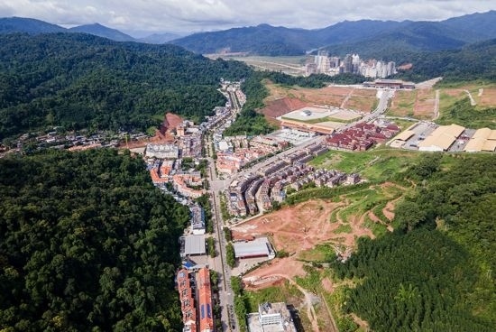 磨憨口岸俯瞰，右前方高層白色建筑群為老撾境內(nèi)。人民網(wǎng)記者 符皓攝