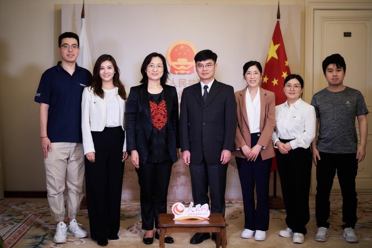 中國駐圣彼得堡副總領(lǐng)事張曉慶（左四）與人民網(wǎng)記者合影。