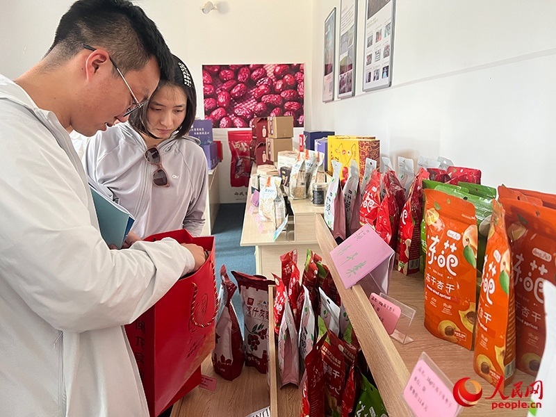 消費者在選購產(chǎn)品。人民網(wǎng)記者 常雪梅攝