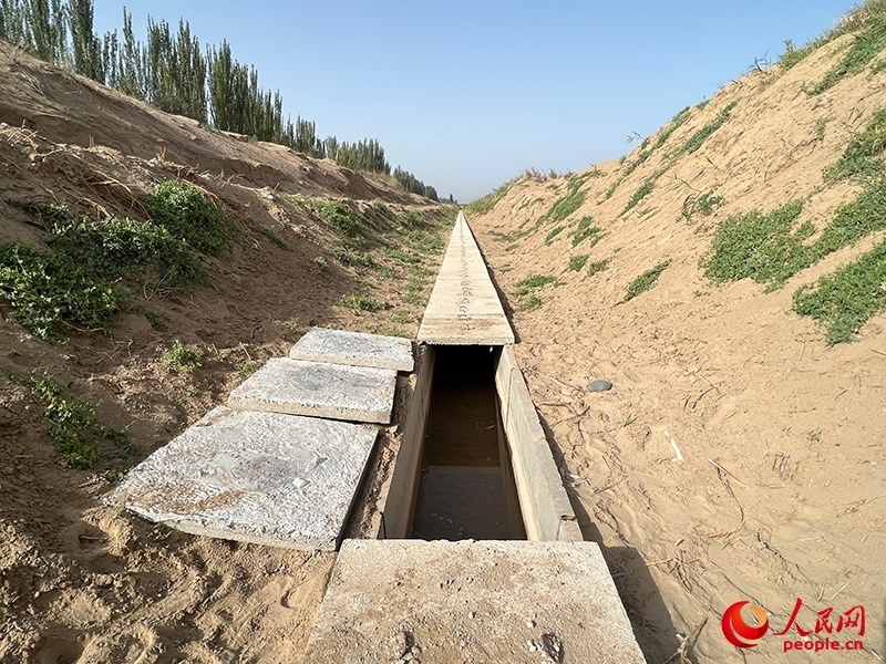 打開蓋板，可見水在寬一米、深一米的渠道內(nèi)暢通流過。人民網(wǎng)記者 常雪梅攝