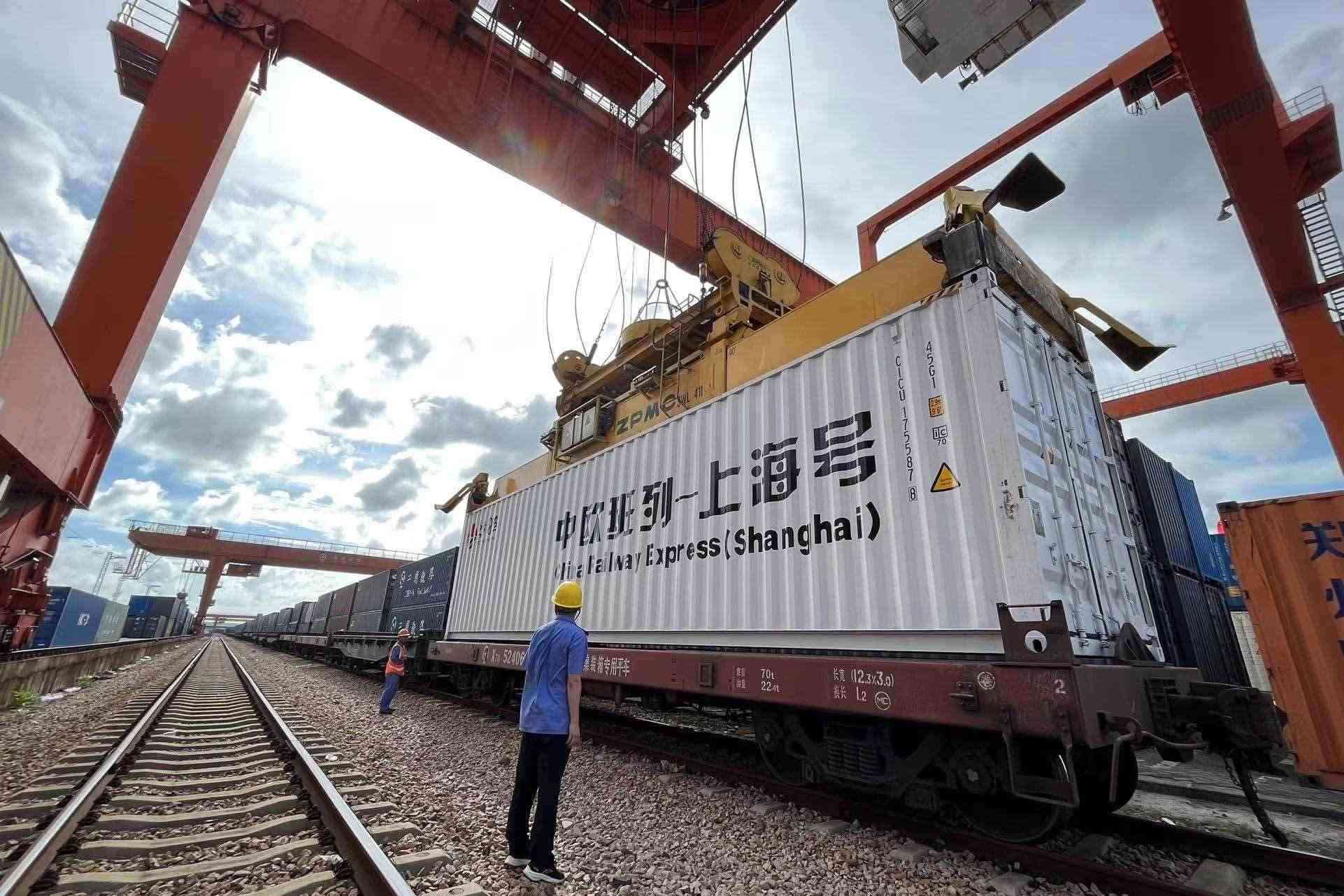 鐵路上海貨運中心閔行站貨場內(nèi)，吊機在貨運員的監(jiān)裝下進行裝車落箱作業(yè)。人民網(wǎng) 皇甫萬里攝