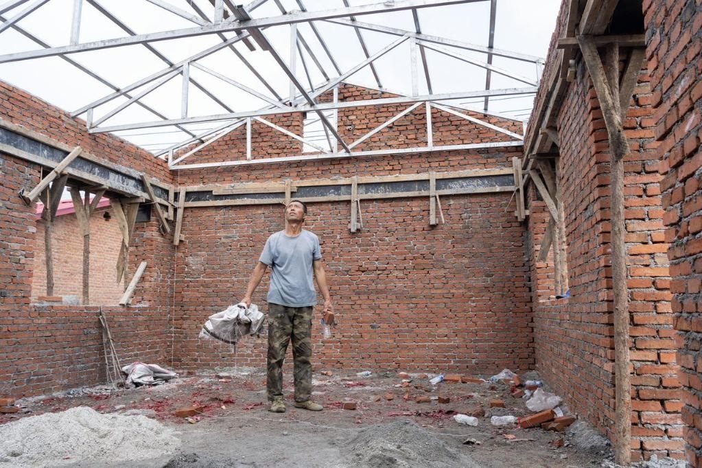 近日，在黑龍江省尚志市老街基鄉(xiāng)基豐村，村民劉環(huán)茂查看新建的房屋。新華社記者 謝劍飛 攝