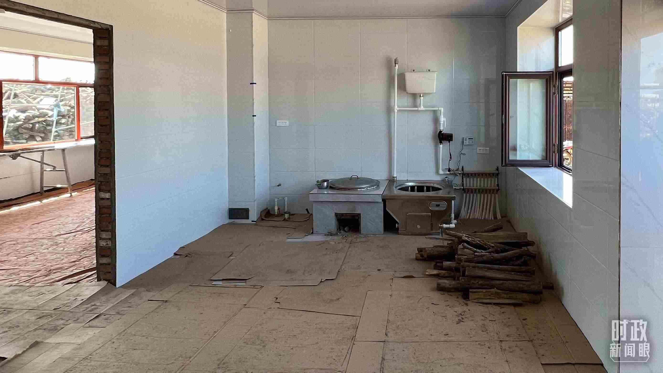 △龍王廟村內(nèi)，受災(zāi)房屋內(nèi)部正在進(jìn)行翻修。（總臺央視記者邢彬拍攝）