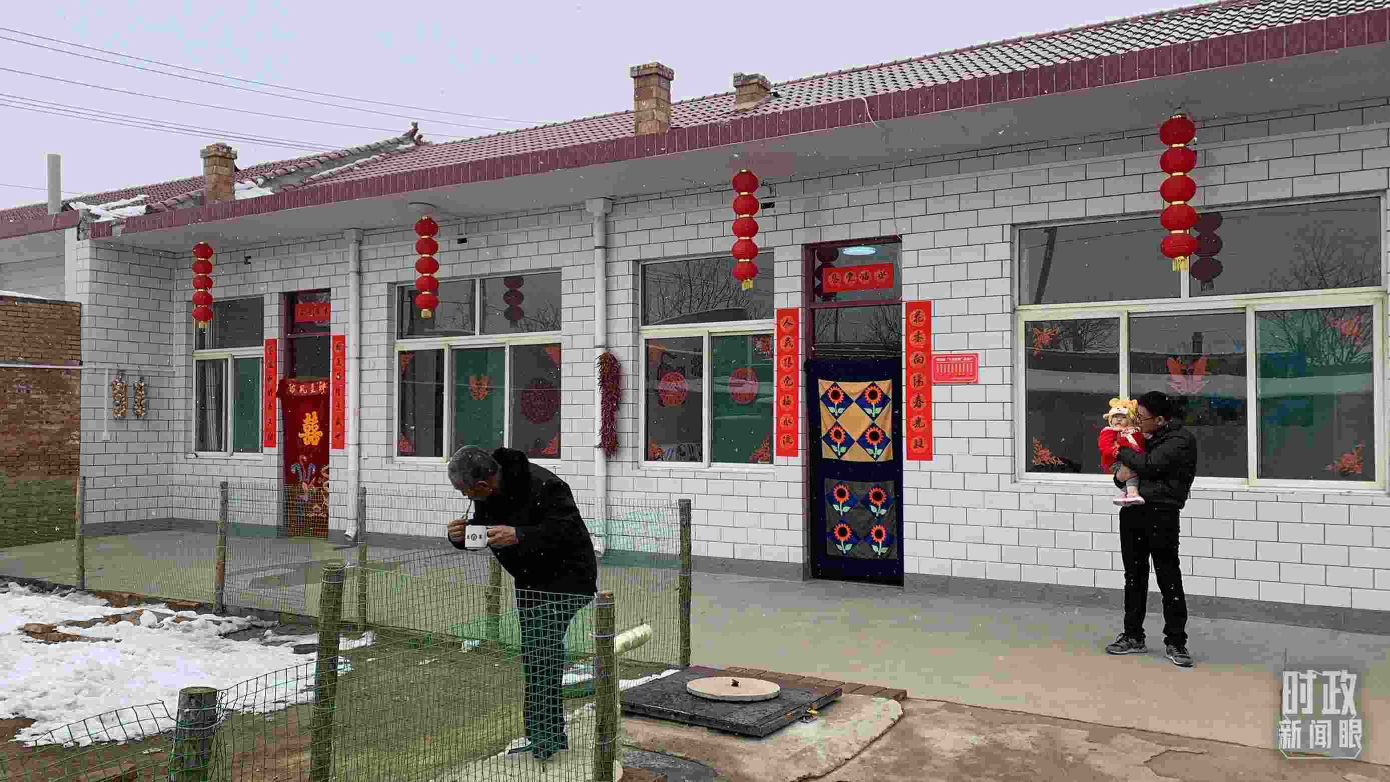 △ 當(dāng)年春節(jié)來臨之前，馮南垣村受災(zāi)村民全部搬進(jìn)了新家。（總臺央視記者段德文拍攝）