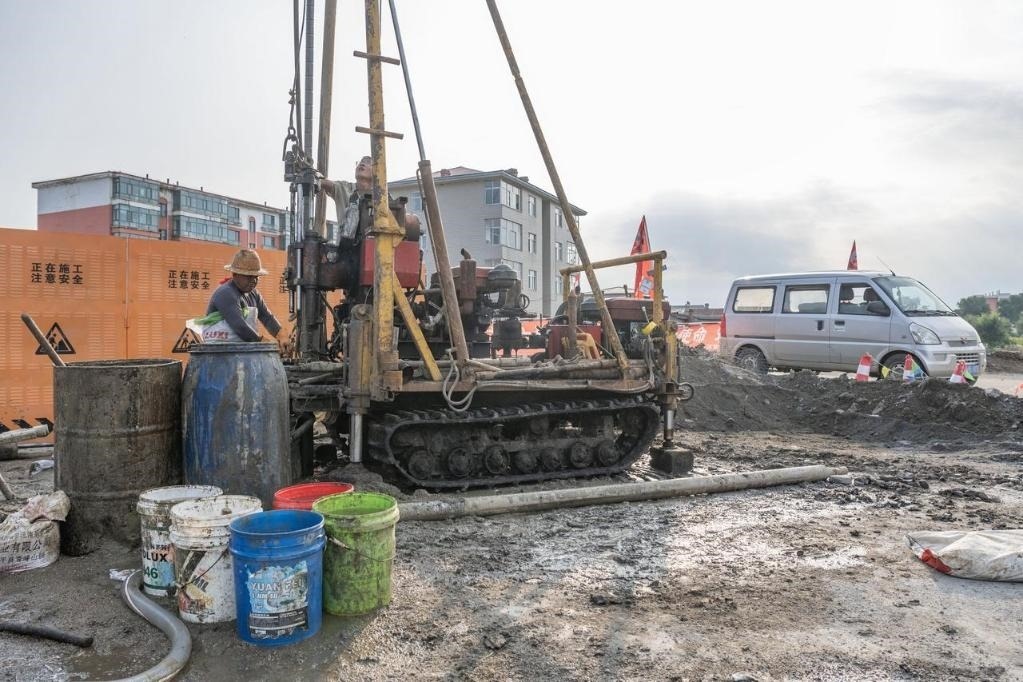 近日，在黑龍江省尚志市老街基鄉(xiāng)，施工人員正在作業(yè)。新華社記者 謝劍飛 攝