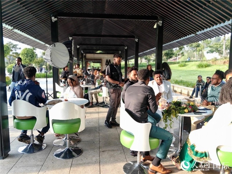 友誼廣場的果汁店一座難求。人民網記者 陳星星攝