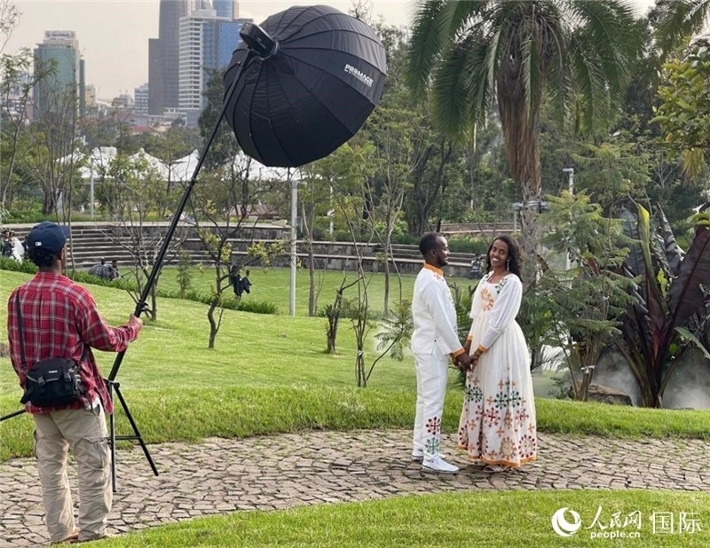 一對新人在友誼廣場拍照。人民網記者 趙艷紅攝