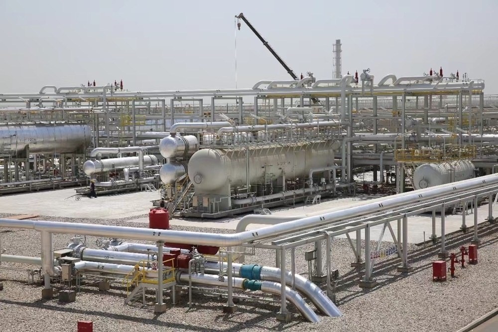 圖為位于伊拉克米桑省阿瑪拉市，由中國石油、道達爾、馬來西亞石油合資建設的哈法亞油田油氣處理站。中國石油哈法亞公司/供圖