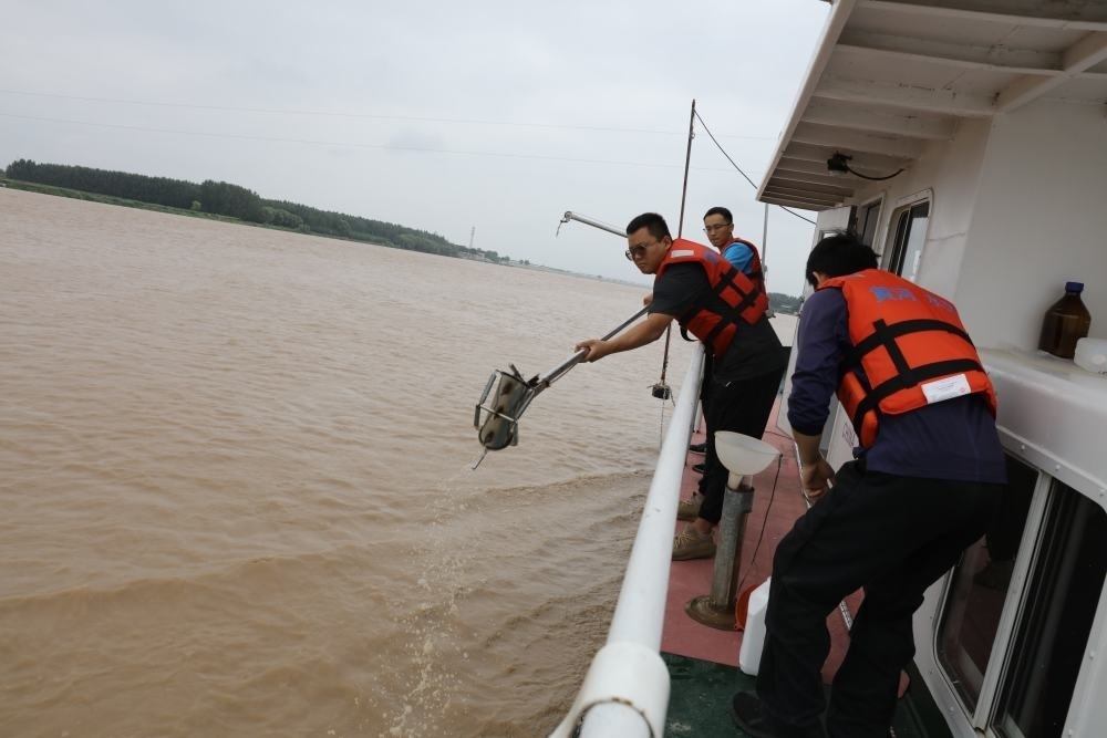 2023年6月29日，調(diào)水調(diào)沙期間，黃河下游利津水文站工作人員在進行取沙作業(yè)。新華社記者 劉詩平 攝