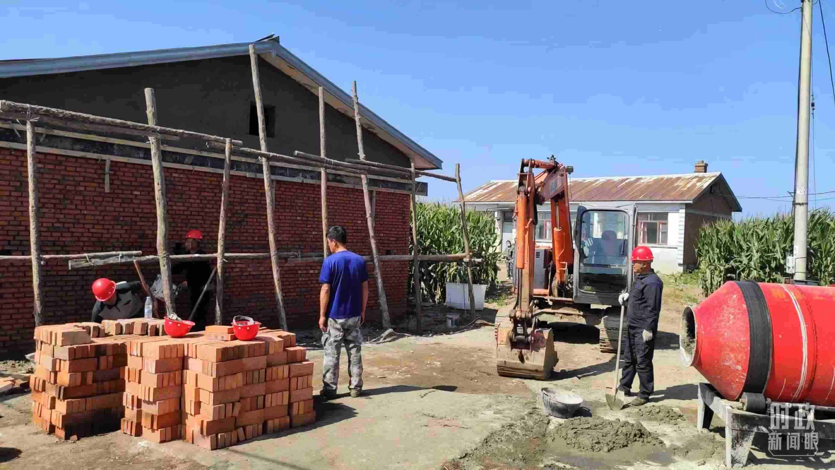 △村民正在修繕被損的房屋。（總臺央視記者薛冠南拍攝）