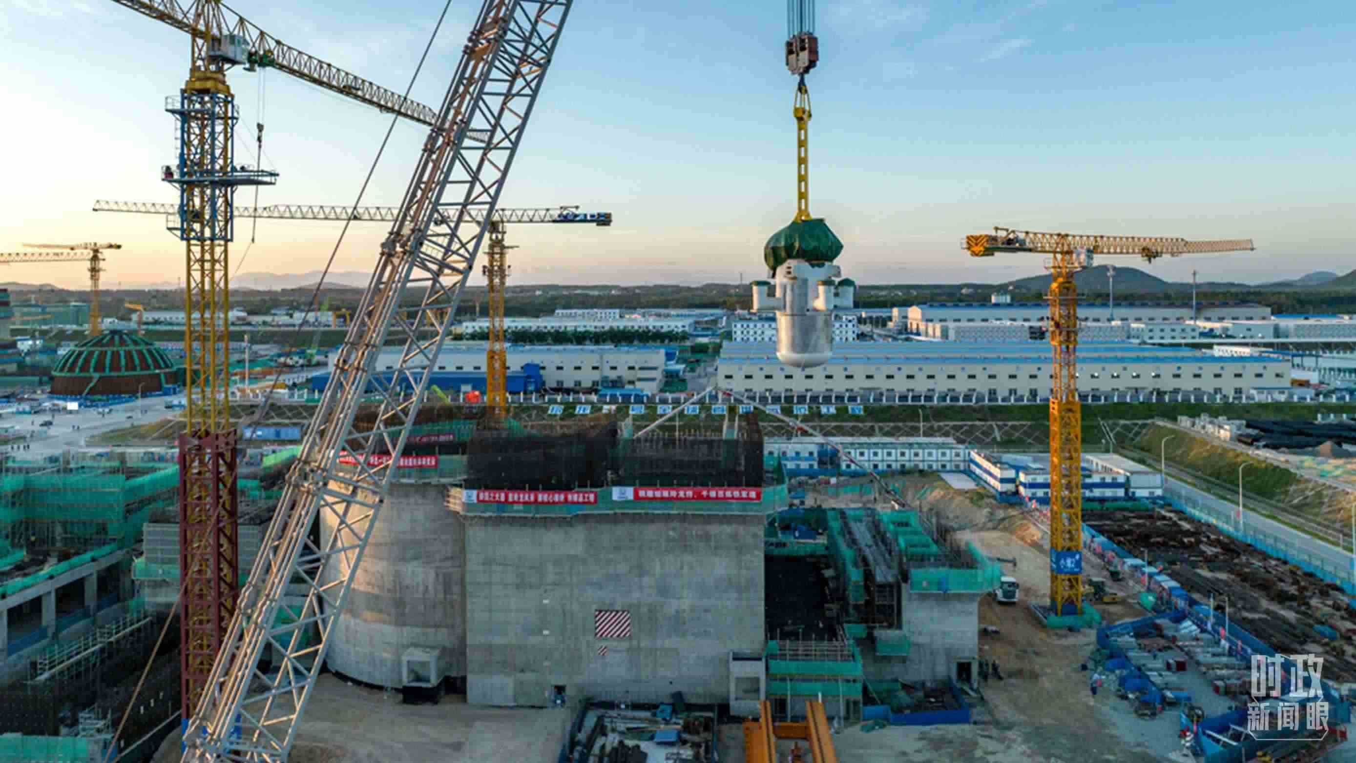 △8月10日，由中國第一重型機械股份公司承制的玲龍一號反應(yīng)堆核心模塊“玲龍之心”成功吊裝。（圖/國務(wù)院國資委網(wǎng)站）