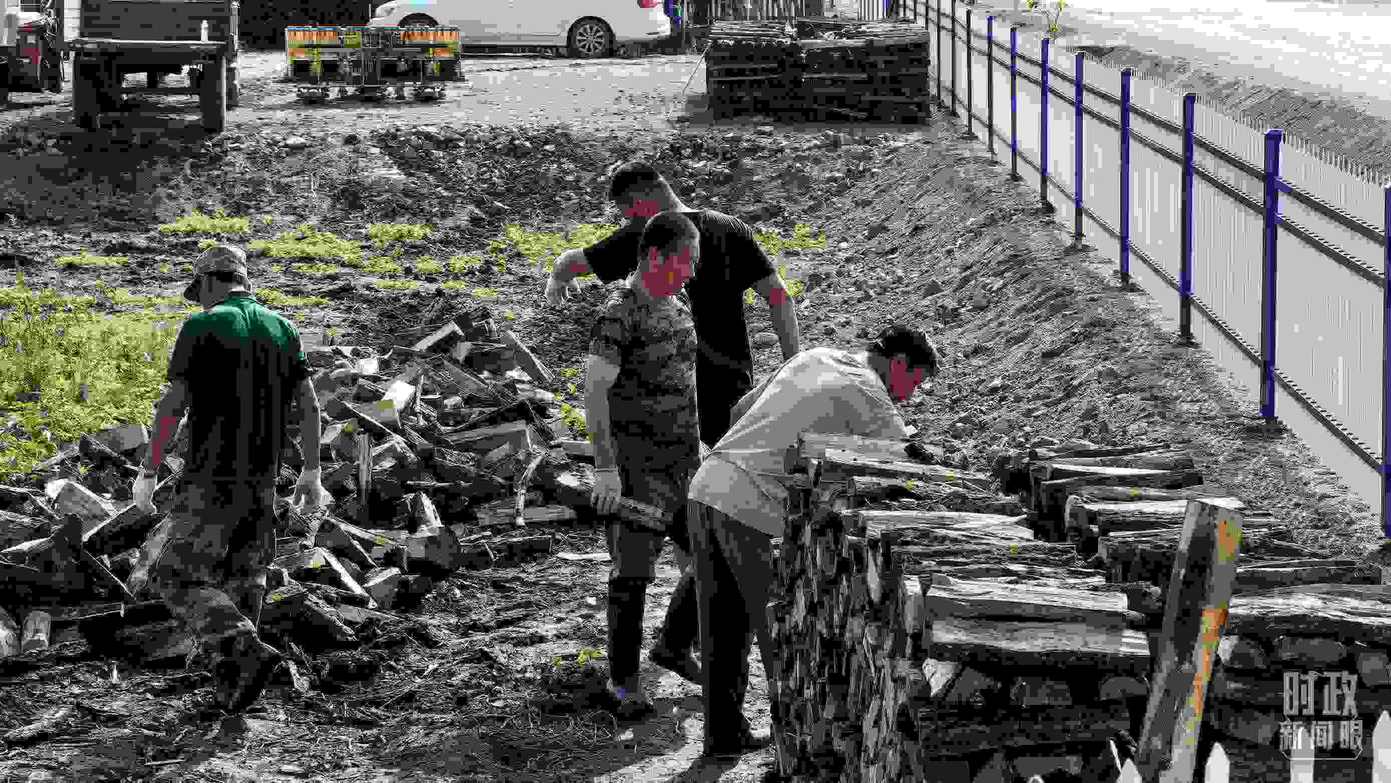 △村民正在整理家中被洪水沖垮的柴火垛。（總臺央廣記者潘毅拍攝）