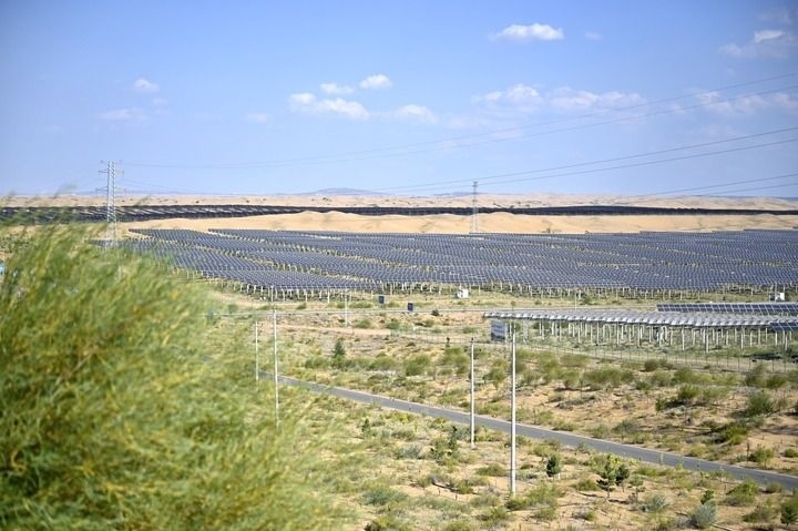 這是2023年8月24日拍攝的內(nèi)蒙古鄂爾多斯市達拉特光伏基地。新華社記者 賀書琛 攝