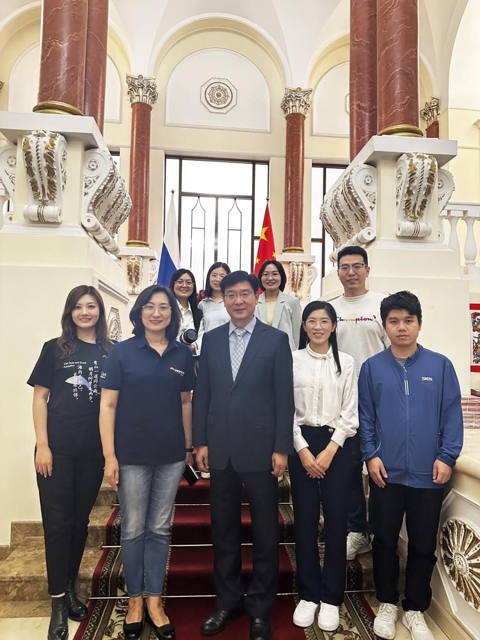 中國駐俄羅斯大使館公使銜文化參贊、莫斯科中國文化中心主任封立濤（前排中）與人民網(wǎng)記者合影。