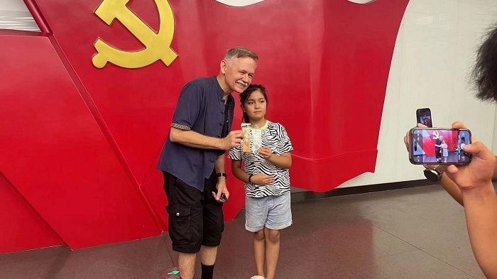 潘維廉和志愿講解員紀(jì)念合影。主辦方供圖