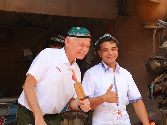 潘維廉和維吾爾族創(chuàng)業(yè)青年合影。主辦方供圖