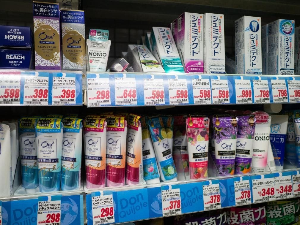 這是8月16日在日本東京新宿一商場拍攝的貨架。新華社記者張笑宇攝