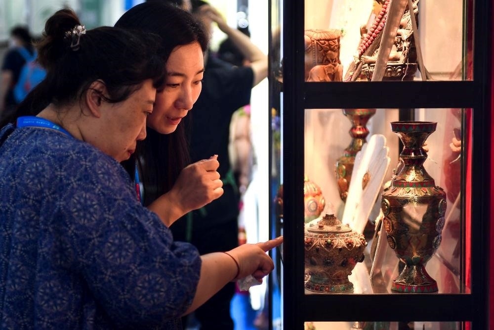 △2023年8月24日，參觀者在第十四屆中國—東北亞博覽會(huì)現(xiàn)場(chǎng)選購尼泊爾特色商品。