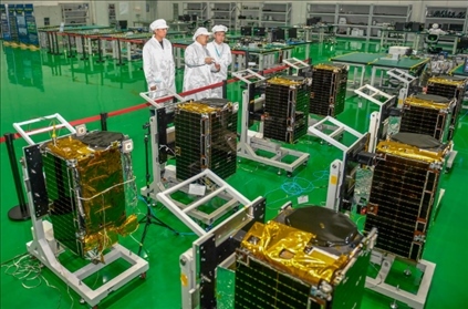 △2022年10月17日，位于吉林長春的長光衛(wèi)星技術(shù)股份有限公司科研人員在衛(wèi)星總裝測(cè)試大廳進(jìn)行相關(guān)測(cè)試工作。