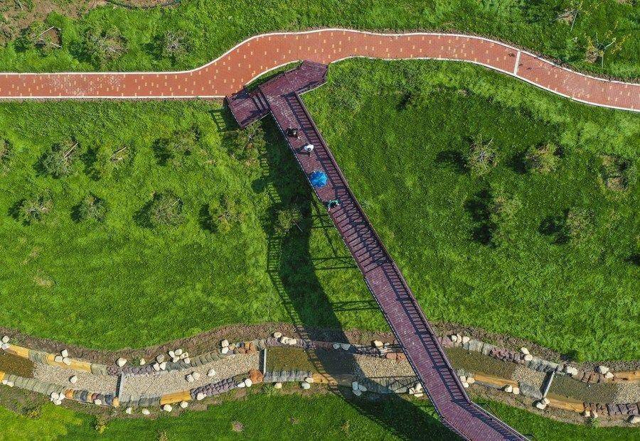 △游人在吉林長春市九臺(tái)區(qū)清水村千畝苗木花卉休閑旅游觀光產(chǎn)業(yè)園區(qū)參觀游覽。