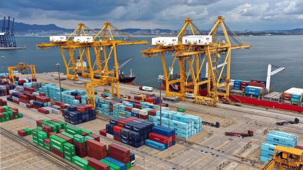 △在遼寧大連市遼寧港口集團(tuán)大連港集裝箱碼頭，貨輪在裝卸集裝箱。